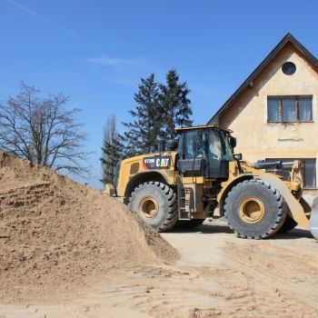 Skládka písku ze Sojovic a kolový nakladač CAT 972 M XE - foto č. 1